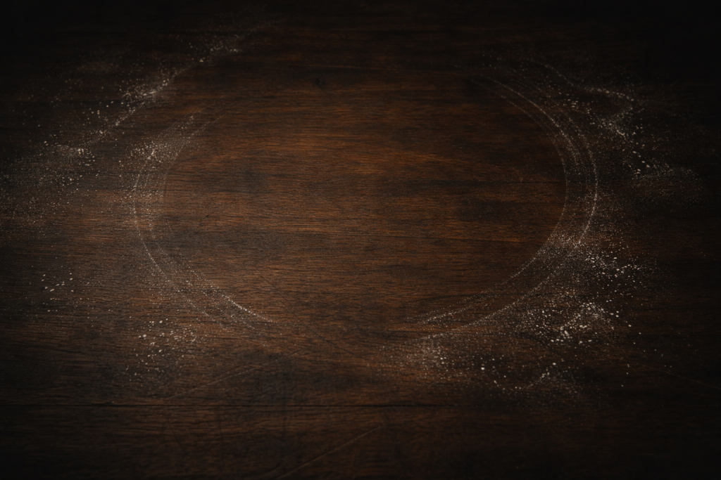 [dark] Baggrund til testimonials: mørkere, stemningsfuld tekstur af træbord med blødt lys og subtilt melstøv (god til hvid tekst).