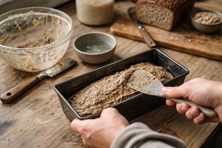 Klistret rugbrødsdej uden panik: sådan styrer du den og får fast krumme