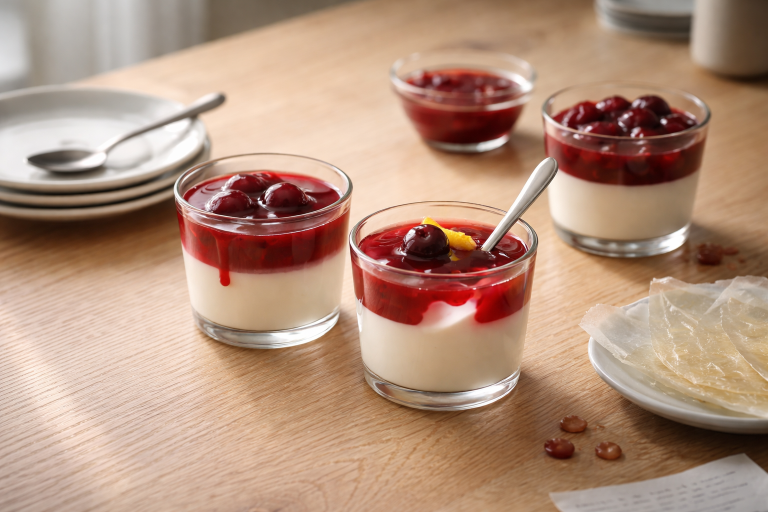 Panna cotta med kirsebær - blød dessert med kirsebærsauce, gelé og kompot